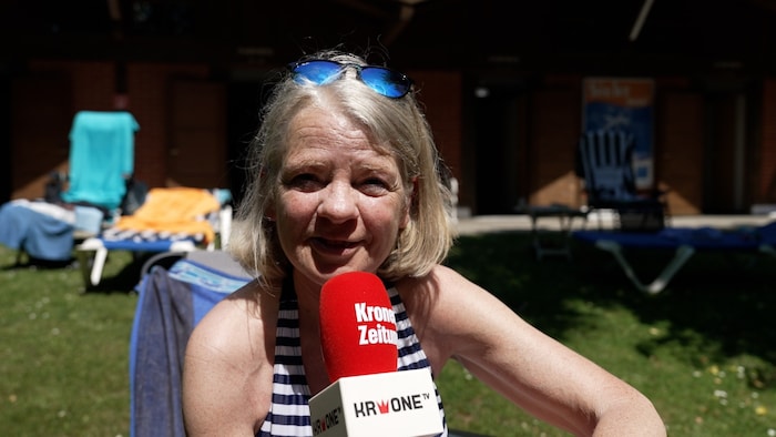 Wenn alle anderen in Urlaub fahren, genießt Martina (61) die schönen Feiertage im Freibad umso ...