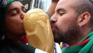 Die WM bringt Fußball-Leidenschaft mit sich; aber Mieten, Transportkosten und alltägliche ...