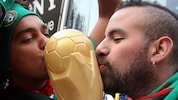 Die WM bringt Fußball-Leidenschaft mit sich; aber Mieten, Transportkosten und alltägliche ...