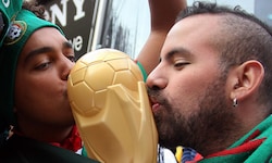 Die WM bringt Fußball-Leidenschaft mit sich; aber Mieten, Transportkosten und alltägliche ...