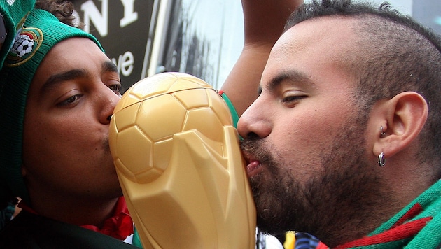 Die WM bringt Fußball-Leidenschaft mit sich; aber Mieten, Transportkosten und alltägliche ...