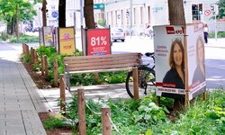In der Grazer Neutorgasse stehen die Plakate dicht an dicht.