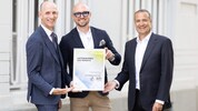 Urkundenübergabe (v. l.): Landesrat Willibald Ehrenhöfer (ÖVP), Jochen Schmidt (Storage Place) ...