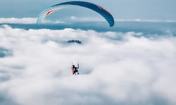 Immer wieder verunfallen Paragleiter – zu Zusammenstößen in der Luft kommt es aber nur selten. ...
