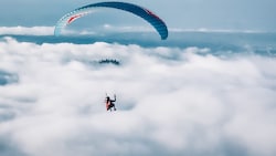 Immer wieder verunfallen Paragleiter – zu Zusammenstößen in der Luft kommt es aber nur selten. ...