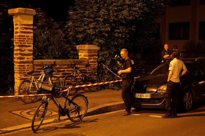 Nahe einer Wohnanlage fand ein großer Polizeieinsatz am Sonntagabend statt.