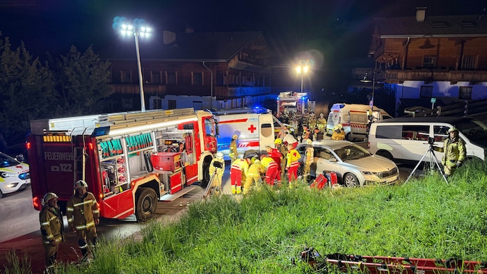 Im Einsatz standen ein Einsatzleiter der Rettung, ein Notarzt sowie acht Sanitäter aus Kramsach ...
