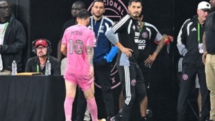 Bange Blicke begleiteten Lionle Messi am Wegn in die Kabine.