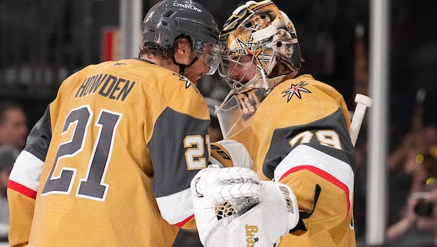 Center Brett Howden (links) und Goalie Carter Hart von den Vegas Golden Knights