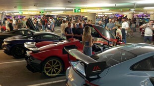 Zehntausende Besucher strömten am Sonntag in das Parkhaus der Plus City, um hunderte Boliden zu ...