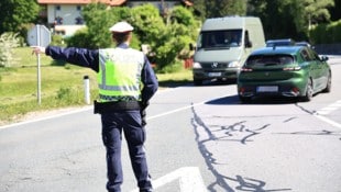 Keiner der beiden Lenker konnte einen Führerschein vorweisen (Symbolbild)
