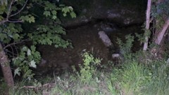Über diese Böschung stürzte der E-Biker in den Bach.