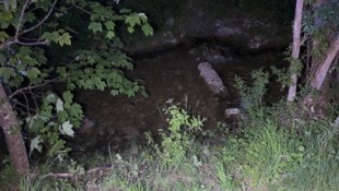Über diese Böschung stürzte der E-Biker in den Bach.