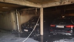 Ein Auto wurde vollständig zerstört, ein zweites schwer beschädigt. 