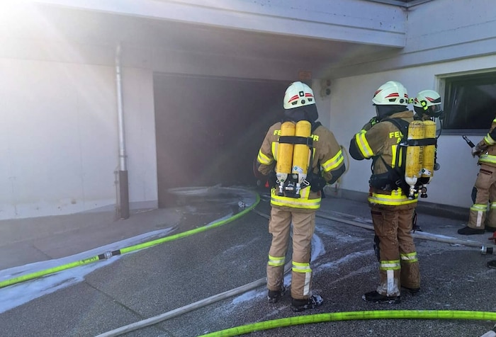 Die Feuerwehr löschte unter schwerem Atemschutz.