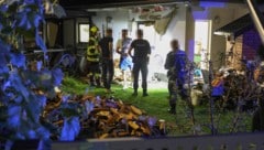 Die Feuerwehr musste die Fassade öffnen, um Glutnester zu beseitigen
