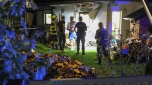 Die Feuerwehr musste die Fassade öffnen, um Glutnester zu beseitigen