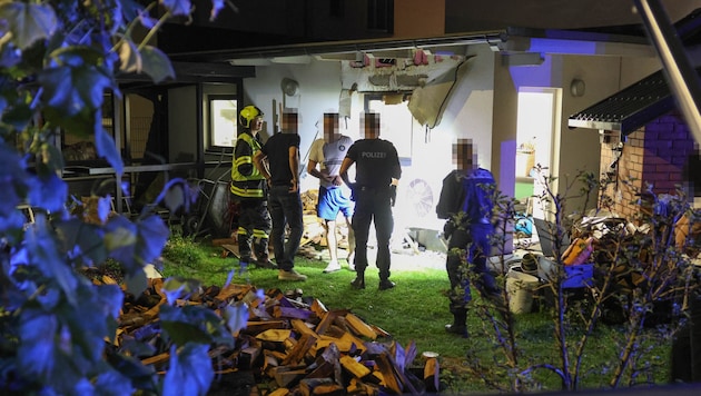 Die Feuerwehr musste die Fassade öffnen, um Glutnester zu beseitigen