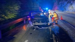 Das Auto wurde bei dem Unfall schwer beschädigt.