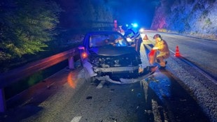 Das Auto wurde bei dem Unfall schwer beschädigt.
