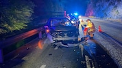 Das Auto wurde bei dem Unfall schwer beschädigt.
