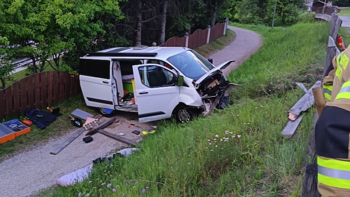 Das zweite Auto stürzte eine Böschung hinab.