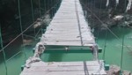 Astrid und Jürgen P. gingen über die Brücke, als die Holzplanken plötzlich nachgaben. 