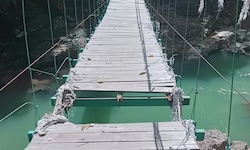 Astrid und Jürgen P. gingen über die Brücke, als die Holzplanken plötzlich nachgaben. 