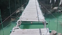 Astrid und Jürgen P. gingen über die Brücke, als die Holzplanken plötzlich nachgaben.