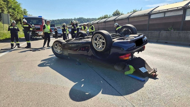 Der Lenker erlitt bei dem Unfall Verletzungen unbestimmten Grades.