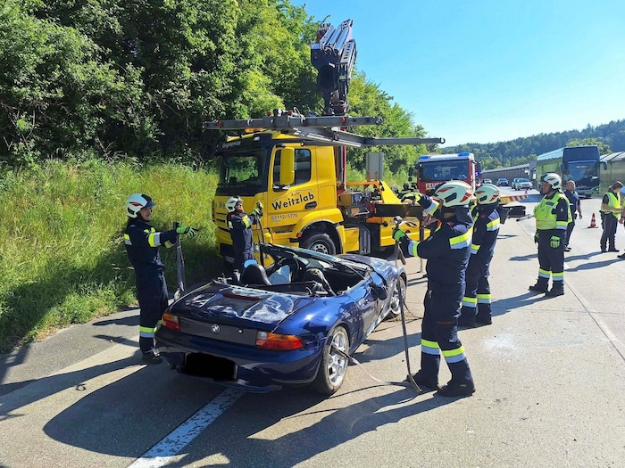 Für die Aufräumarbeiten und die Landung des Rettungshubschraubers musste die A2 sogar kurz ...