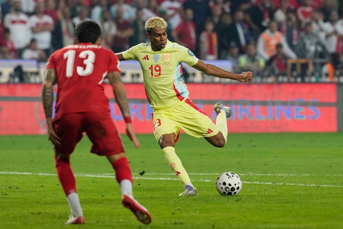 Lamine Yamal (re.) scheint in Spaniens WM-Kader auf.