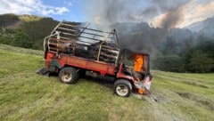 Der Ladewagen brannte mit dem Heu ab.