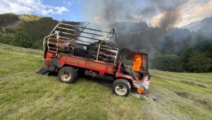Der Ladewagen brannte mit dem Heu ab.