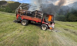 Der Ladewagen brannte mit dem Heu ab.