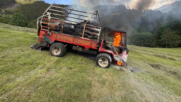 Der Ladewagen brannte mit dem Heu ab.