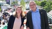 Vizebürgermeisterin Bettina Emmerling (Neos) und Marktamtsdirektor Andreas Kutheil auf dem Dach ...