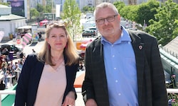 Vizebürgermeisterin Bettina Emmerling (Neos) und Marktamtsdirektor Andreas Kutheil auf dem Dach ...