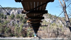In Österreich wird darauf geachtet, Touristenattraktionen wie diese Hängebrücke in Tirol ...