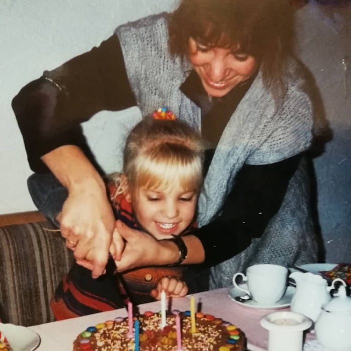 Beim Anschneiden der Torte zu ihrem fünften Geburtstag. Schon damals fiel ihre markante Stimme ...