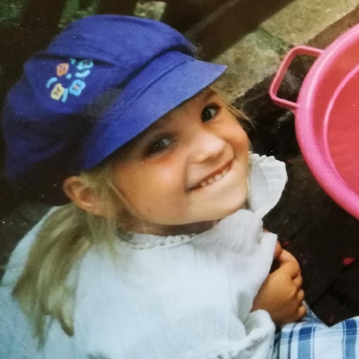 Als Mädchen beim Spielen.