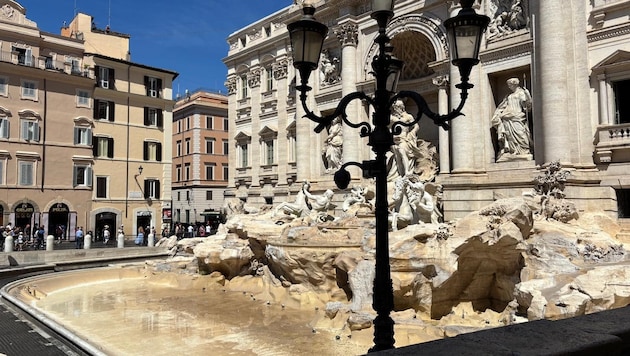 Ausgerechnet zu Pfingsten fanden Touristen dieses eher trostlose Bild des Trevi-Brunnens vor – ...
