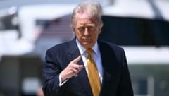 Während der Ölpreis weiter abstürzt, baut Trump langsam wieder seine Drohkulisse auf.