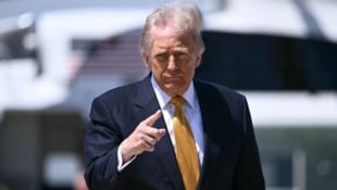 Während der Ölpreis weiter abstürzt, baut Trump langsam wieder seine Drohkulisse auf.
