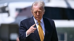 Während der Ölpreis weiter abstürzt, baut Trump langsam wieder seine Drohkulisse auf.