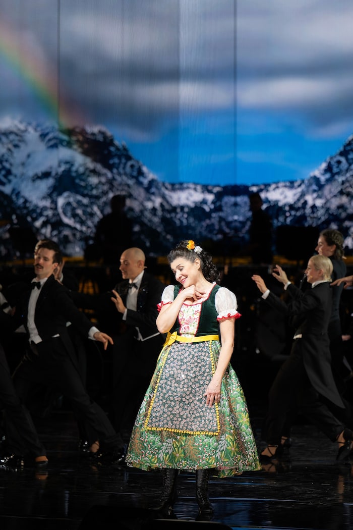 Bartoli im modernen Glitzer-Dirndl