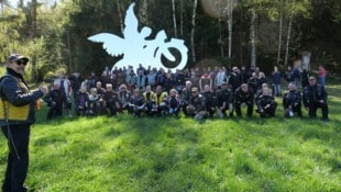 Ernst Graft freute sich mit seiner Gruppe über die Verbundenheit des Dorfes mit den Bikern und ...