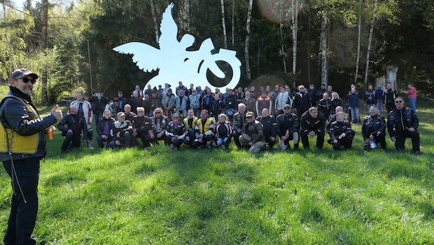 Ernst Graft freute sich mit seiner Gruppe über die Verbundenheit des Dorfes mit den Bikern und ...