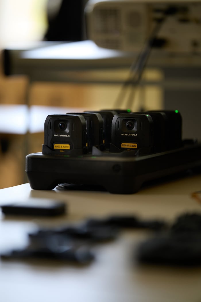 Diese Bodycams kommen ab Juni 2026 in allen Einrichtungen des Straf- und Maßnahmenvollzuges zum ...