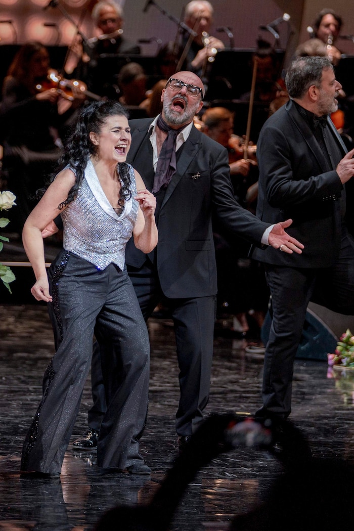 Bartoli fegte bei der Gala im Broadway-Stil eifrig über die Bühne, dahinter Regisseur Davide ...